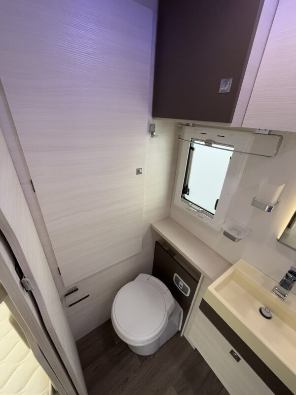 Challenger Mageo 377 Lits jumeaux + Lit pavillon + Lit dinette – Image 3