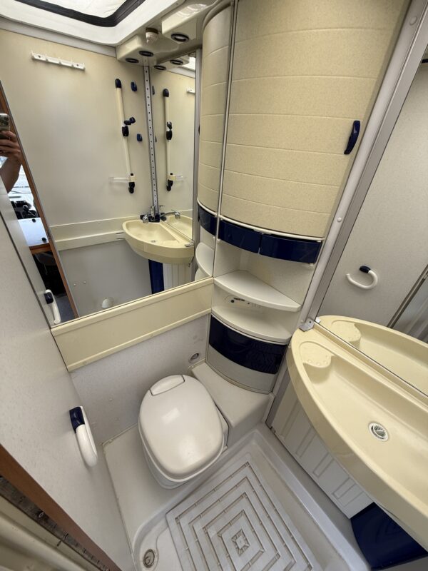 Intégral Hymer BR 599 Lit pavillon + Lit dinette + Première main – Image 7
