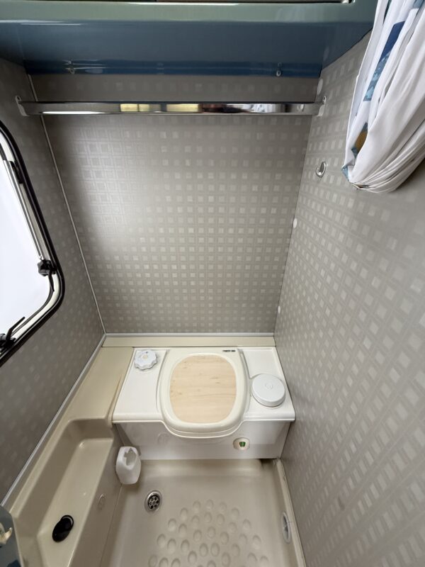 Bürstner T 595 Lit à la française + Lit dinette – Image 7