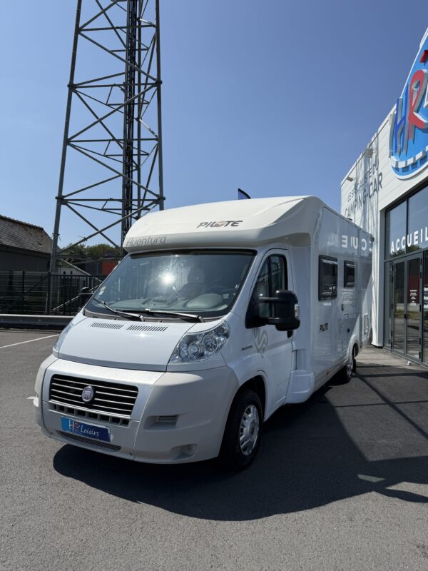 Pilote P 716 Aventura Lit à la française + Lit pavillon + Lit dinette + Attelage – Image 3