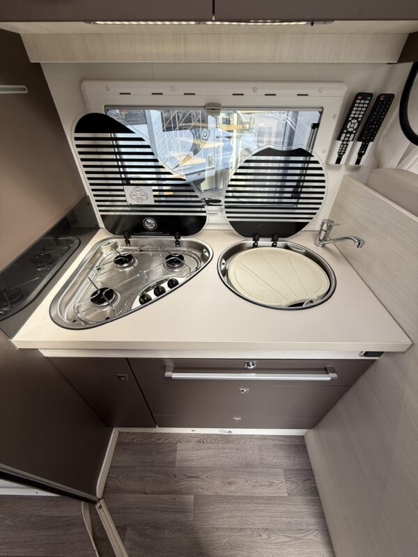 Chausson Korus 610 Lit pavillon + Lit dinette + Attelage – Image 6